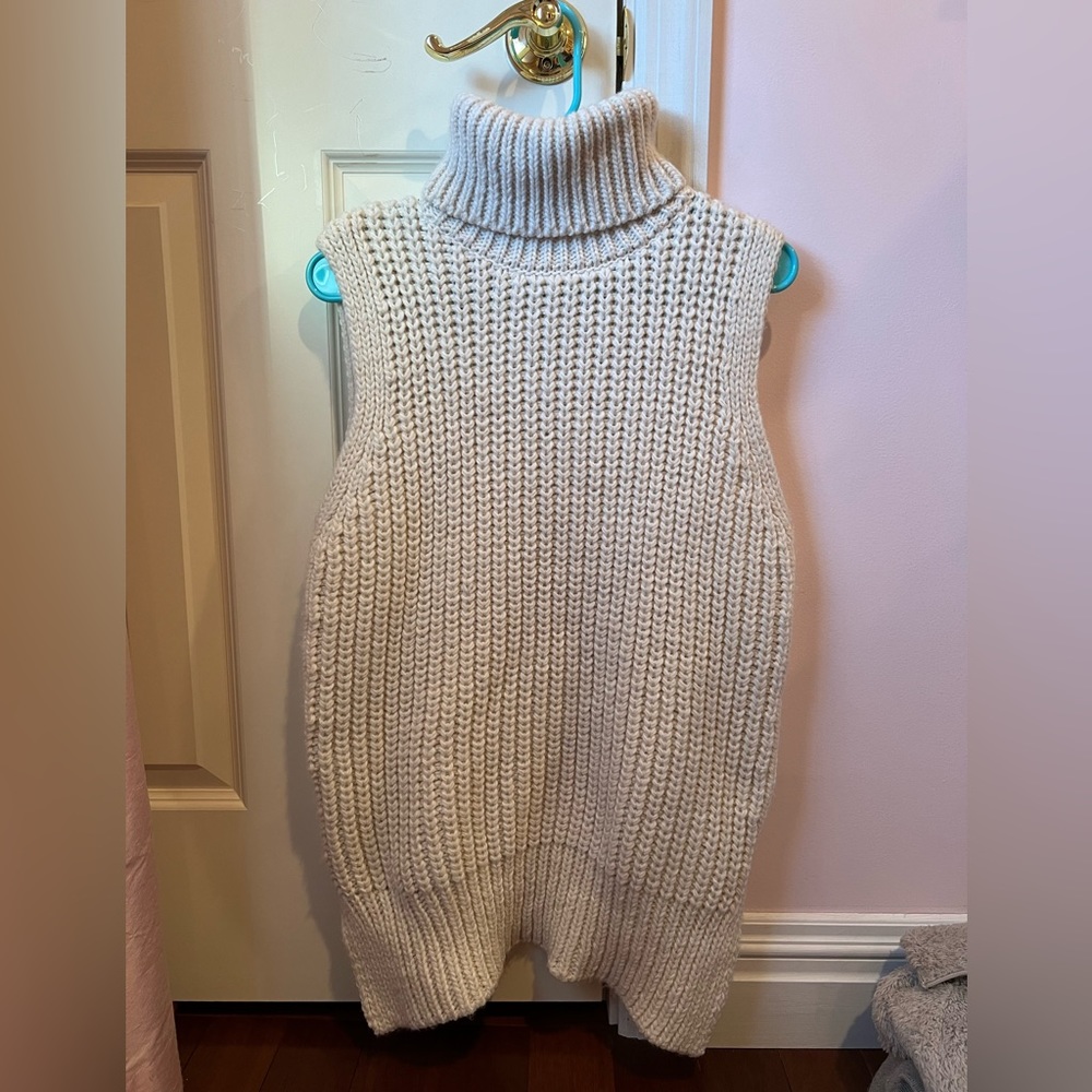 H&M Women’s Sleeveless Off-White Turtleneck Cable-Knit Sweater, size medium